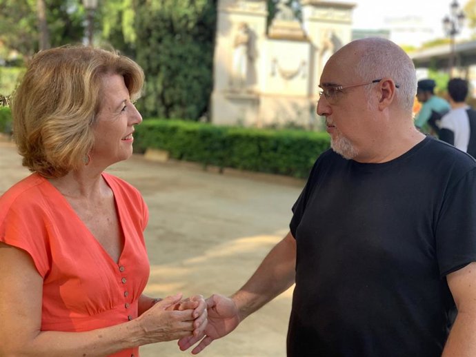 La concejala en el Ayuntamiento de Sevilla, Mar González, y el secretario de Lgtbi del PSOE de Sevilla, Pablo Morterero.