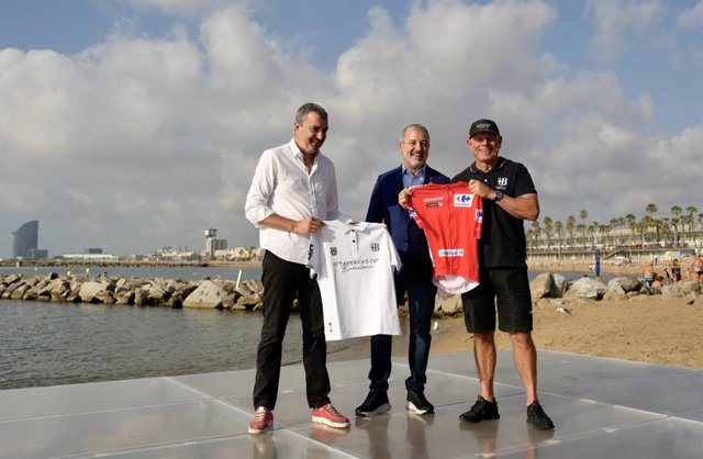 El director general de la Volta, Javier Guillén, l'alcalde de Barcelona, Jaume Collboni, i el CEO de la Copa Amèrica, Grant Dalton.