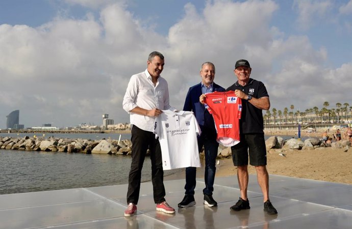 El director general de la Volta, Javier Guillén, l'alcalde de Barcelona, Jaume Collboni, i el CEO de la Copa Amrica, Grant Dalton.