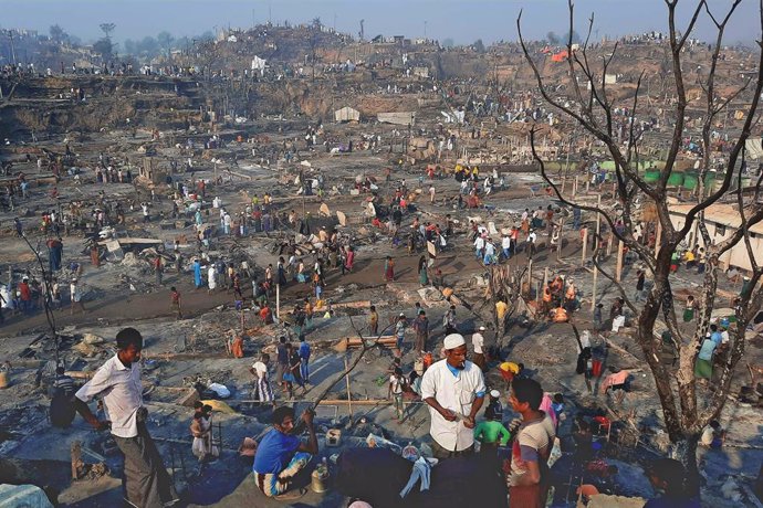 Archivo - Imagen de un incendio en el campo de refugiados de Cox's Bazar 