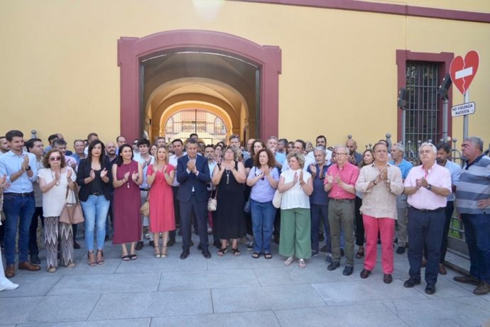 Minuto silencio a las puertas de la Diputación en repulsa al asesinato de una joven de Utrera por violencia de género, en foto de archivo.