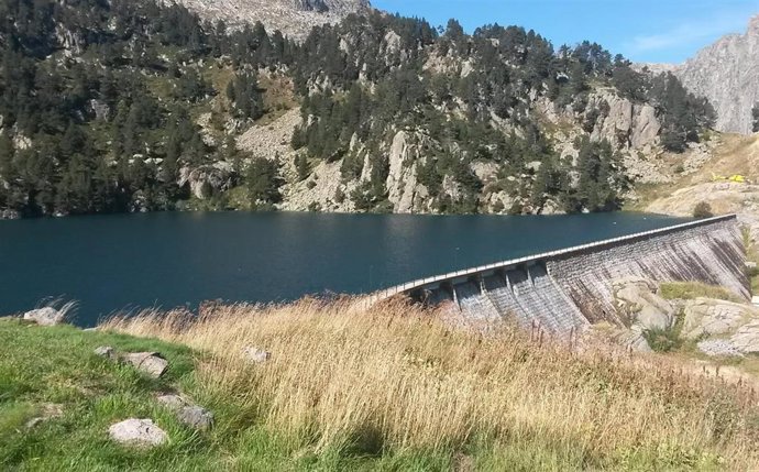 El embalse está situado a dos mil metros de altitud en el término municipal de Naut Aran (Lleida)