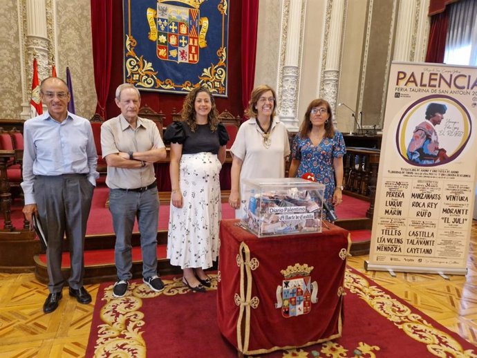 Diez aficionados verán los festejos taurinos de San Antolín en Palencia gracias a un sorteo de la Diputación .