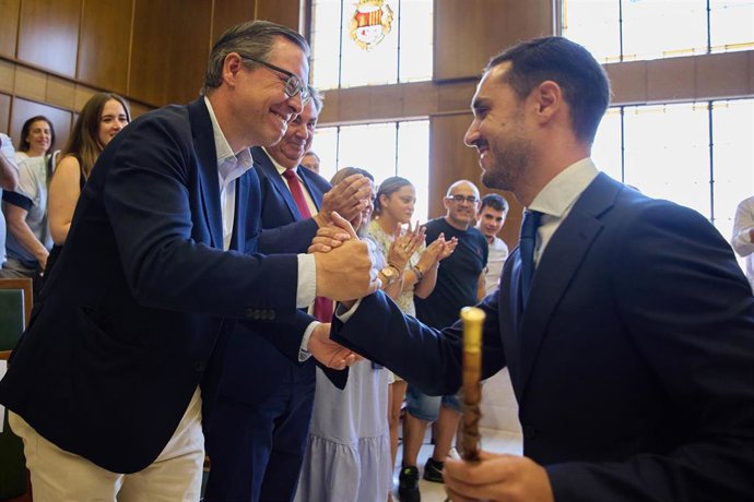 El secretario general del PP de Madrid, Alfonso Serrano, y Alejandro Navarro, nuevo alcalde de Torrejón de Ardoz