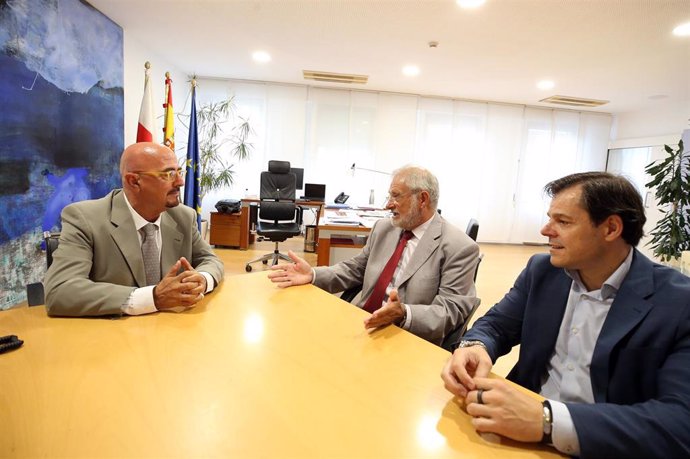 El consejero de Salud, César Pascual, recibe al presidente y al director de Mutua Montañesa, Luis Miguel García y Alberto Martínez,