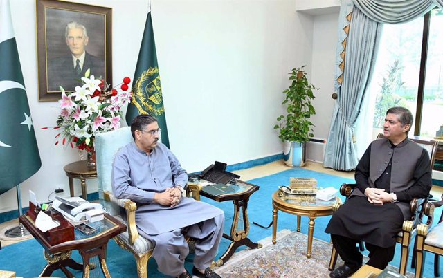 August 19, 2023, Pakistan: ISLAMABAD, PAKISTAN, AUG 19: Caretaker Prime Minister, Anwar-ul-Haq Kakar .exchanges views with Chief Secretary Sindh, Dr. Fakhr-e-Alam Irfan during meeting held at PM .House in Islamabad on Saturday, August 19, 2023.
