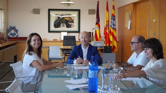 La consellera de Vivienda, Territorio y Movilidad, Marta Vidal, y el presidente del Consell de Menorca, Adolfo Vilafranca