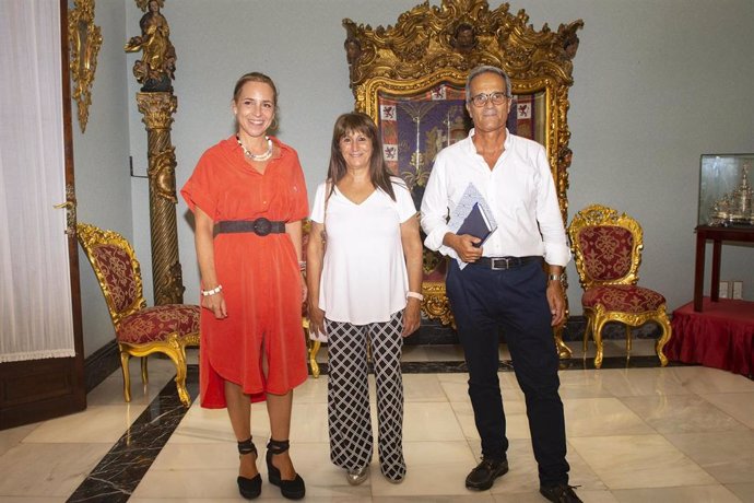 La presidenta de la Diputación de Cádiz, Almudena Martínez, recibe en el Palacio Provincial a los responsables de la Asociación de Daño Cerebral Adquirido de Cádiz (Adacca)