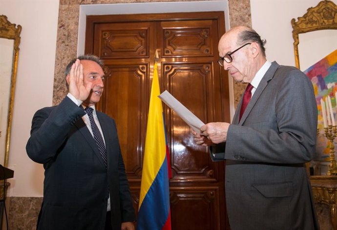 El secretario general del PCE, Enrique Santiago, jura la nacionalidad colombiana ante el canciller de Colombia, Álvaro Leyva