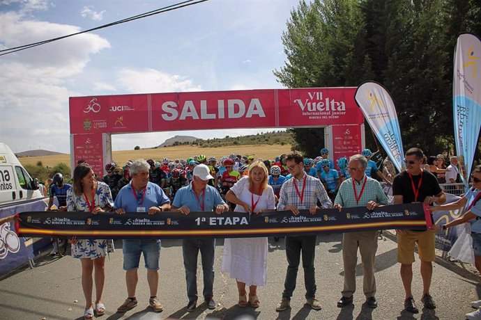Corte de cinta y salida de la Vuelta Junior a la Ribera desde Tiermes (Soria)