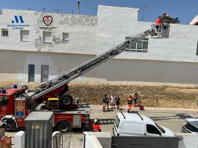 Bomberos han evacuado al obrero herido en Ronda.