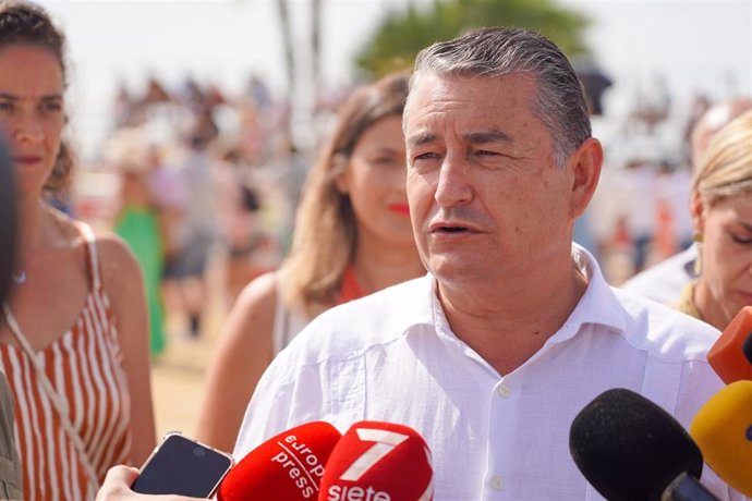 El consejero de la Presidencia, Interior, Diálogo Social y Simplificación Administrativa, Antonio Sanz, atiende a los medios en las carreras de caballos de Sanlúcar de Barrameda (Cádiz)