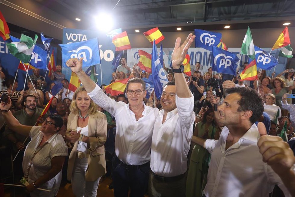 Archivo - El líder del Partido Popular, Alberto Núñez Feijóo, (i) y el presidente de la Junta de Andalucía, Juanma Moreno (D) durante un acto de campaña electoral del Partido Popular, a 11 de julio de 2023, en Cádiz, (Andalucía, España).  El presidente 