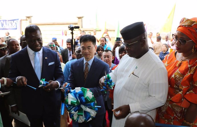 Archivo - El presidente de Sierra Leona, Julius Maada Bio (segundo por la derecha) 