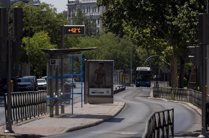 El termómetro de una parada de autobús marca 42  C