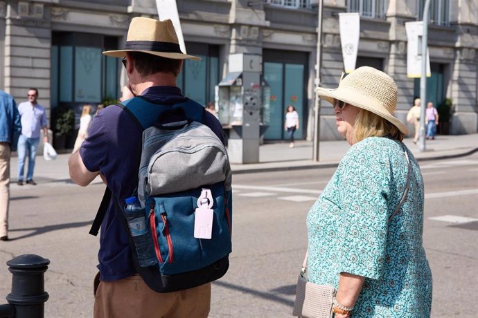 Archivo - Turistas caminan por el centro de la ciudad, en Madrid (España). 