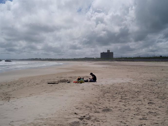 Una persona en la playa de Yotsukura, en la prefectura de Fukushima (Archivo)