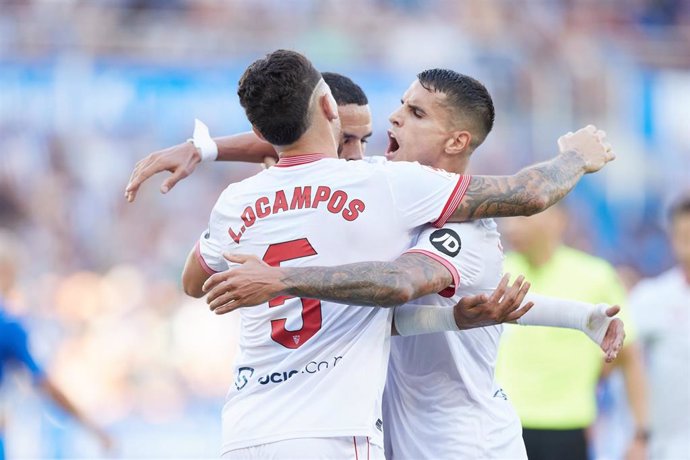 Los jugadores del Sevilla celebrando un gol ante el Alavés.