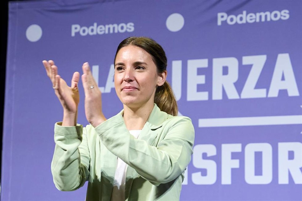 Archivo - La ministra de Igualdad, Irene Montero, aplaude durante un acto de campaña de Podemos-IU, en el paraninfo de la Magdalena, a 25 de mayo de 2023, en Santander, Cantabria (España). 