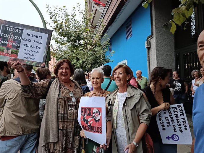 Participantes en la concentración convocada por la Comisión 8 de Marzo en Santander para pedir la destitución de Luis Rubiales.