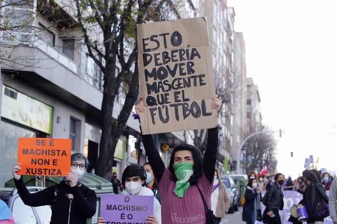 Archivo - Una mujer sostiene una pancarta donde se lee "Esto debería mover más gente que el fútbol" durante una manifestación feminista
