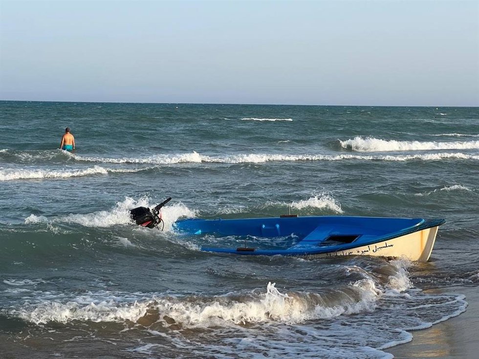 Interceptan una patera con cinco personas a bordo en la costa de Guardamar del Segura (Alicante)