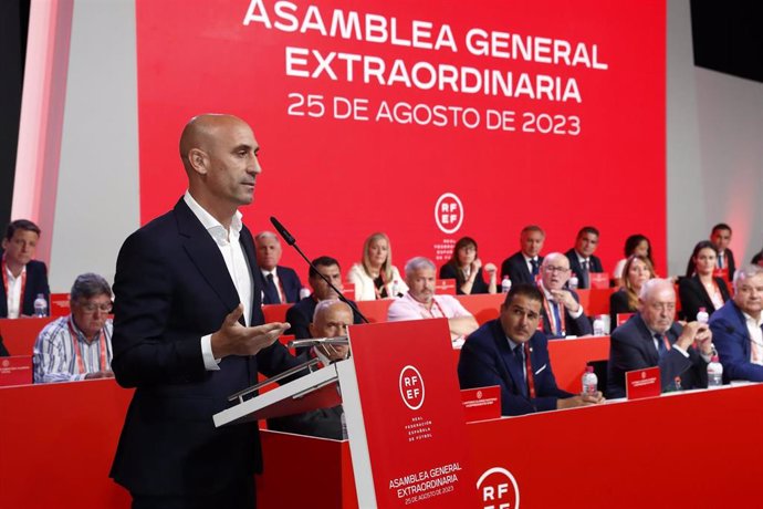 El presidente de la Real Federación Española de Fútbol (RFEF), Luis Rubiales, ofrece una rueda de prensa en la Asamblea General Extraordinaria, en la Ciudad del Fútbol de Las Rozas, a 25 de agosto de 2023, en Madrid (España). 