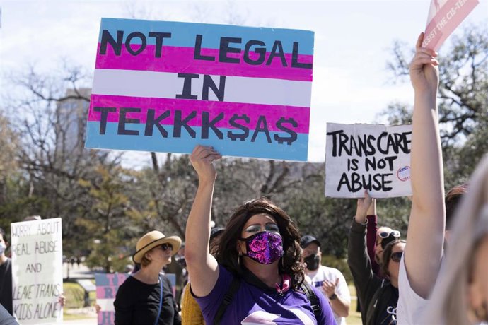 Archivo - Manifestación en contra de la ley que prohíbe los ciudados de afirmación de género para menores en Texas, Estados Unidos