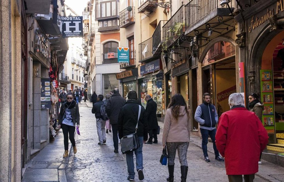 Archivo - Personas caminando.