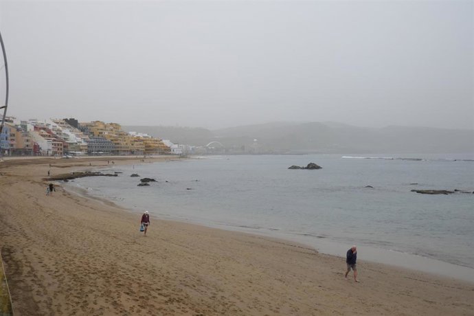 Archivo - La calima visible desde la playa de 'Las Canteras' de Las Palmas de Gran Canaria, a 13 de febrero de 2023, en Las Palmas de Gran Canaria, Gran Canaria, Islas Canarias (España). Las islas de la provincia de Las Palmas -Gran Canaria, Lanzarote y