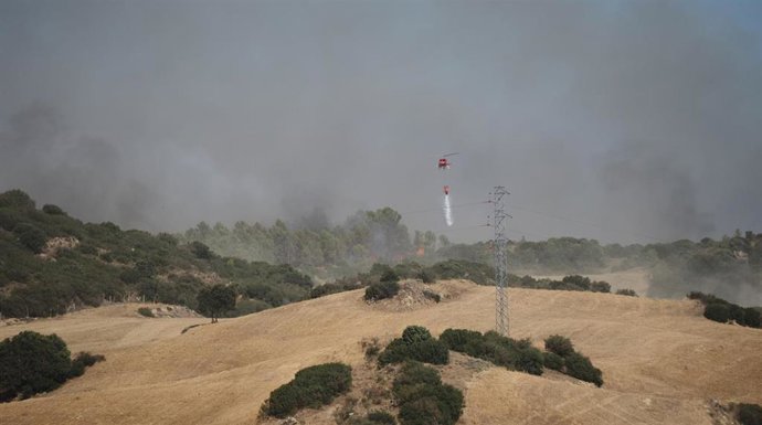 Un helicóptero trabaja esta semana en las labores de extinción del incendio forestal declarado en Artajona.