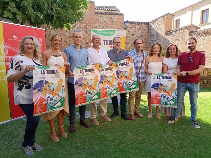 Autoridades en la presentación de la Fiesta de la Tenca, que se celebra el 26 de agosto en Brozas