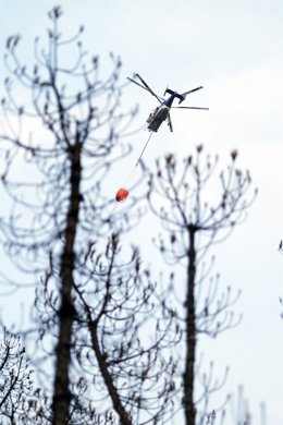 Archivo - Un helicóptero trabaja en la extinción del incendio forestal en el norte de Tenerife, a 24 de julio de 2022, en Tenerife, Santa Cruz de Tenerife, Canarias, (España).  El incendio forestal que se declaró el pasado 21 de julio en el norte de Ten