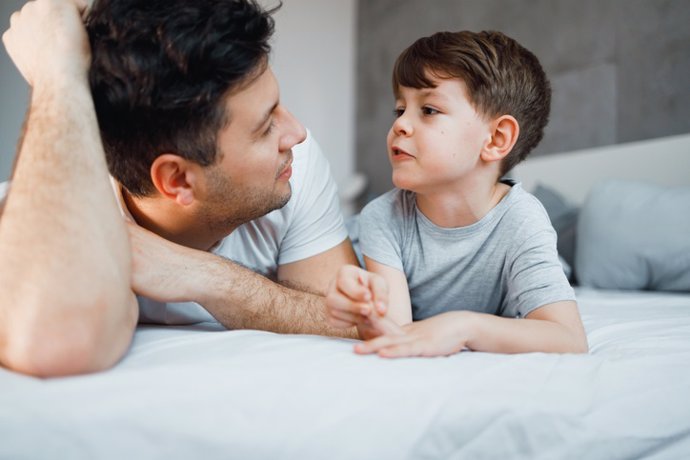 Archivo - Padre e hijo conversando, hablando.