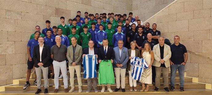 El alcalde de Logroño, Conrado Escobar, ha recibido esta mañana en el Ayuntamiento a los jugadores, cuerpos técnicos y personal directivo de los equipos que participarán en el 50. torneo juvenil de fútbol 'Ciudad de Logroño'