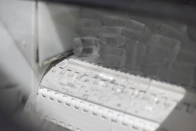 Archivo - Varios cubitos en una fábrica de hielo, foto de archivo