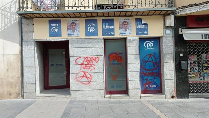 Acto vandálico contra la sede local del PP.
