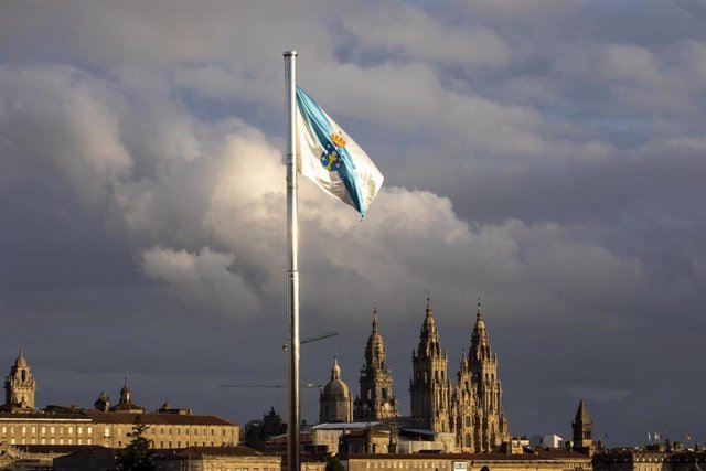 Archivo - Bandera de Galicia con la Catedral de Santiago en el fondo.
