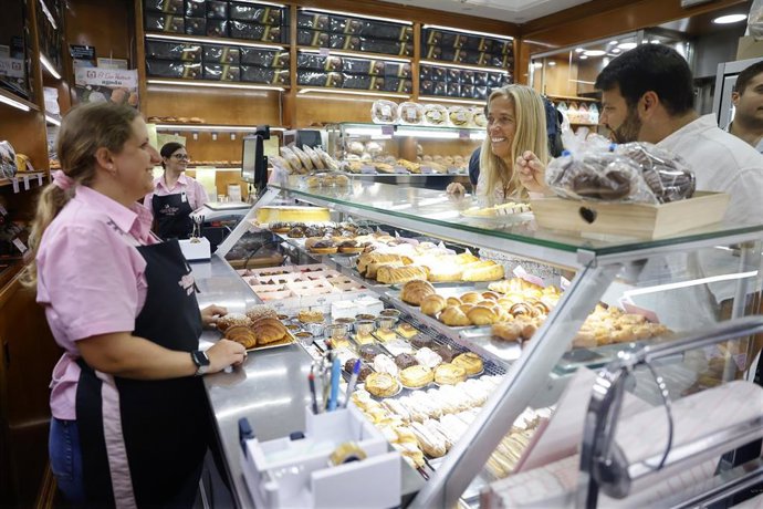 La consejera de Economía, Hacienda y Empleo, Rocío Albert, durante la visita a la pastelería La Oriental.