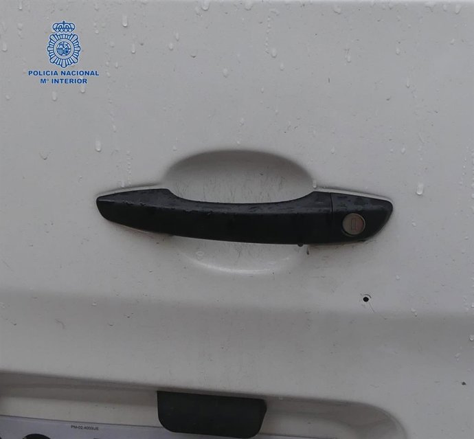El 'modus operandi' del grupo criminal desarticulado consistía en realizar un equeño agujero en la cerradura de la puerta trasera de las furgonetas de las empresas de transporte de mercancías