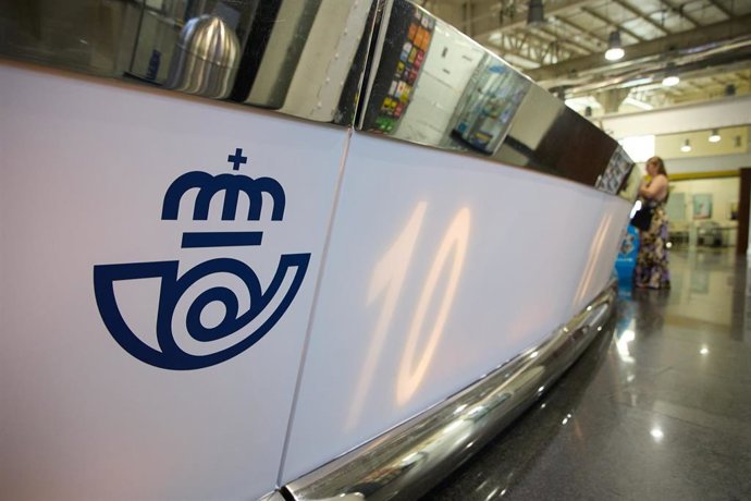 Archivo - Vista de uno de los mostradores de la oficina de Correos 