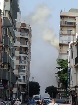 Una persona herida por inhalación de humo en el incendio de un asador de pollos en la calle Brasil