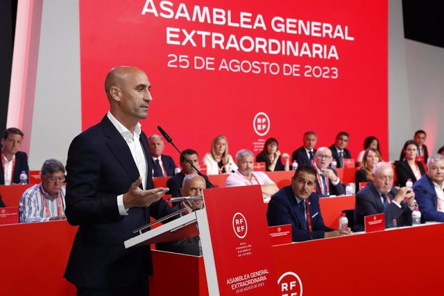 El presidente de la Real Federación Española de Fútbol (RFEF), Luis Rubiales, ofrece una rueda de prensa en la Asamblea General Extraordinaria, en la Ciudad del Fútbol de Las Rozas, a 25 de agosto de 2023, en Madrid (España). Luis Rubiales ha comparecido 
