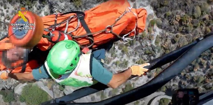 Rescatado en helicóptero un senderista con múltiples fracturas tras caer unos 15 metros en Dúrcal (Granada)