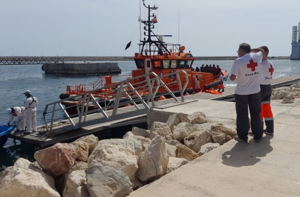 Efectivos de Cruz Roja y Salvamento Marítimo