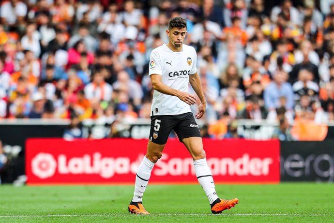 Archivo - Gabriel Paulista, en un partido del Valencia CF.