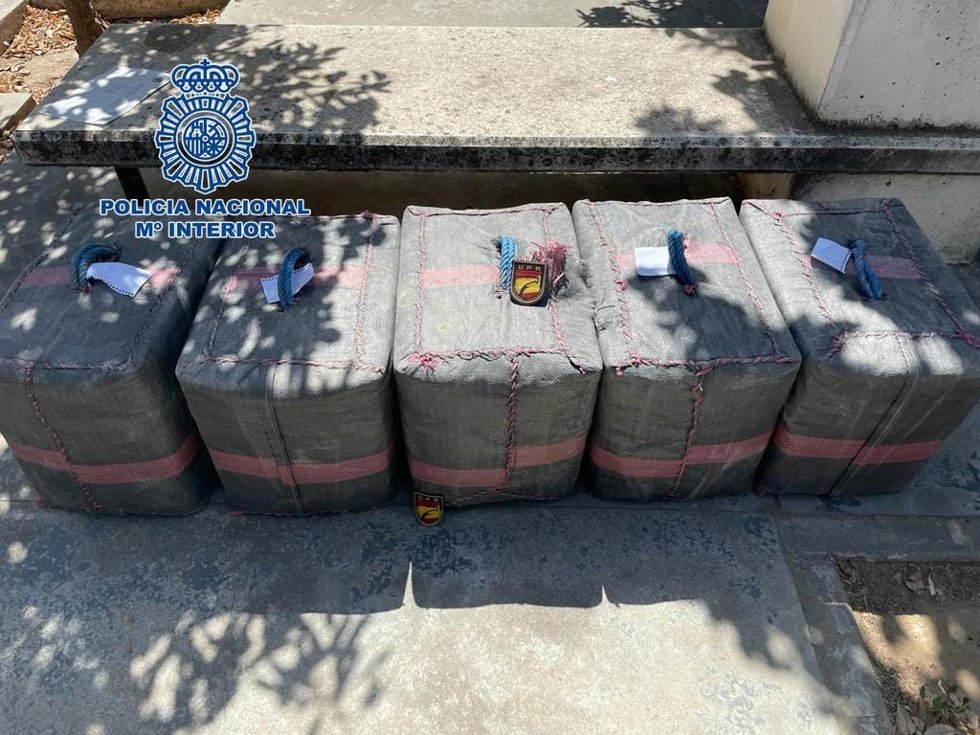 Detenido un varón tras intervenirle cerca de 200 kilos de hachís en su coche y un intento de fuga