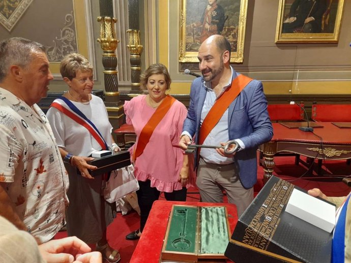 El alcalde de Barbatro, Fernando Torres, muestra a los representantes municipales de Saint Gaudens la llave de la ciudad francesa que la localiad altoaragonesa recibió en 1963.