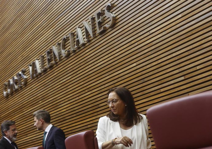 Archivo - La presidenta de Les Corts, Llanos Massó