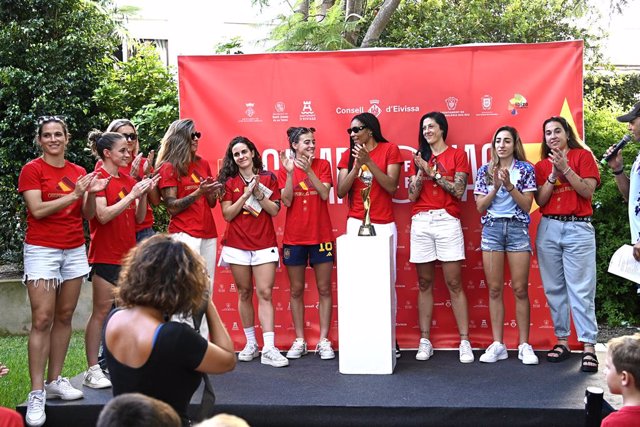 Las jugadoras de la Selección Española de Fútbol Femenino durante la recepción en la isla, a 22 de agosto de 2023, en Ibiza (España).